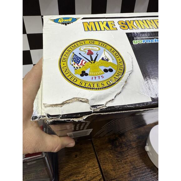 Revell Collectors NASCAR #31 Mike Skinner ARMY Chevy Monte Carlo Diecast 1:24 - Picture 11 of 12